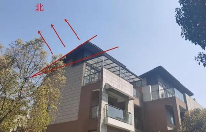 上海一別墅區(qū)居民在房頂裝光伏板“發(fā)電”？還是在朝北坡面強(qiáng)行加高……專家：小心被掀翻